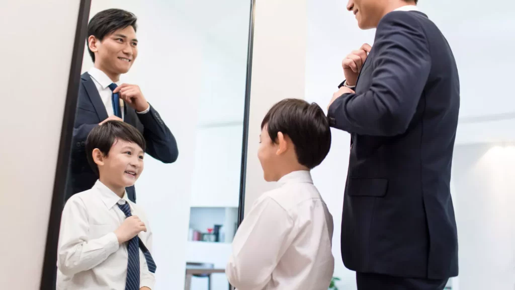 기업의 더 큰 도약과 전문적인 법인 전환을 상징하는 정장 차림의 아버지와 아들 모습
