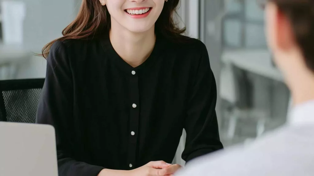 공공기관 및 기업 고객과의 원활한 미팅과 계약 체결을 위해 밝은 미소로 상담을 진행하는 프리랜서의 모습